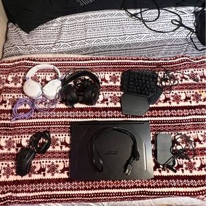 BUNDLE 1xPC Gamer 2x Headphones 1x Mouse 1xOne Handed Keyboard 1x PS5 Controller